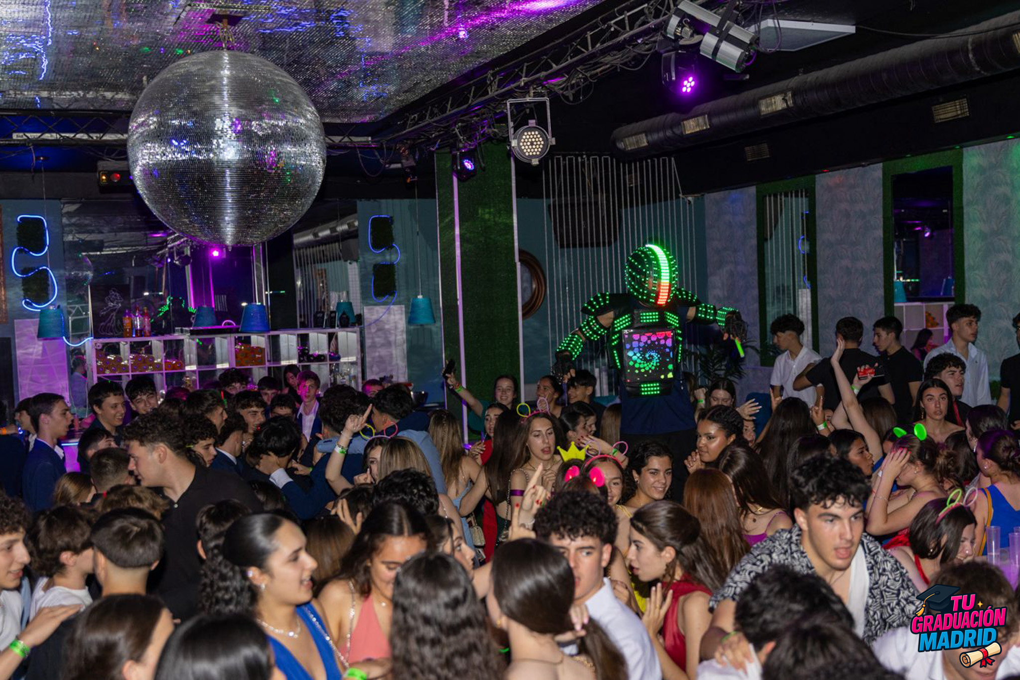 Graduaciones en Madrid — final con confeti y luces